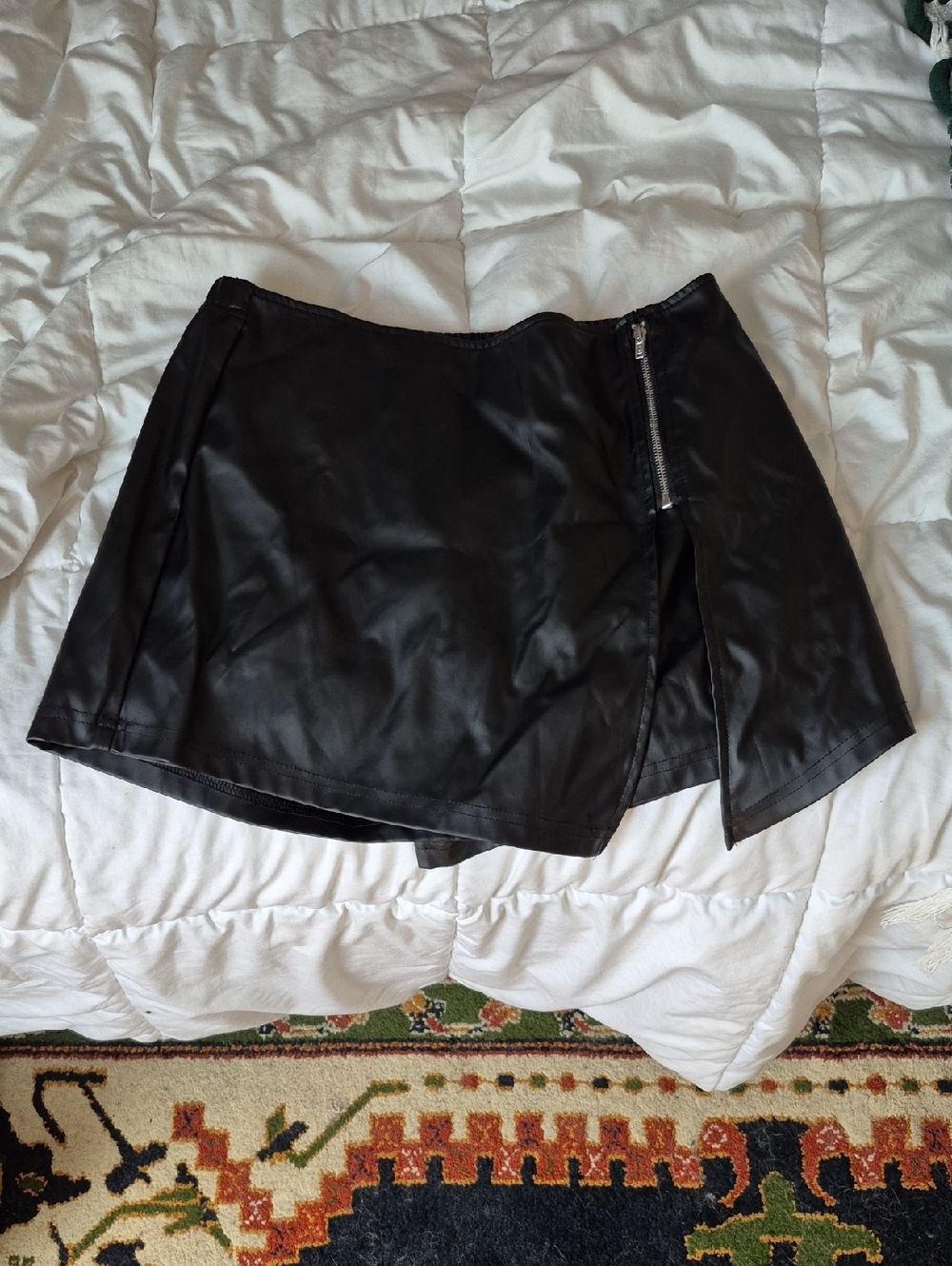 SHEIN Black Faux Leather Mini Skirt with Side Zip Detail